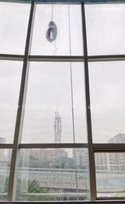 高空作業(yè)安全繩和墻面來(lái)回摩擦導(dǎo)致繩索斷裂