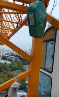 如何在塔吊上使用速差防墜器