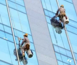 大劇院外墻清洗中如何正確佩戴高空作業(yè)安全帶