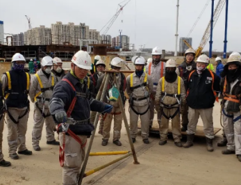 施工監(jiān)理負(fù)責(zé)建筑高空作業(yè)人員防墜器的佩戴情況